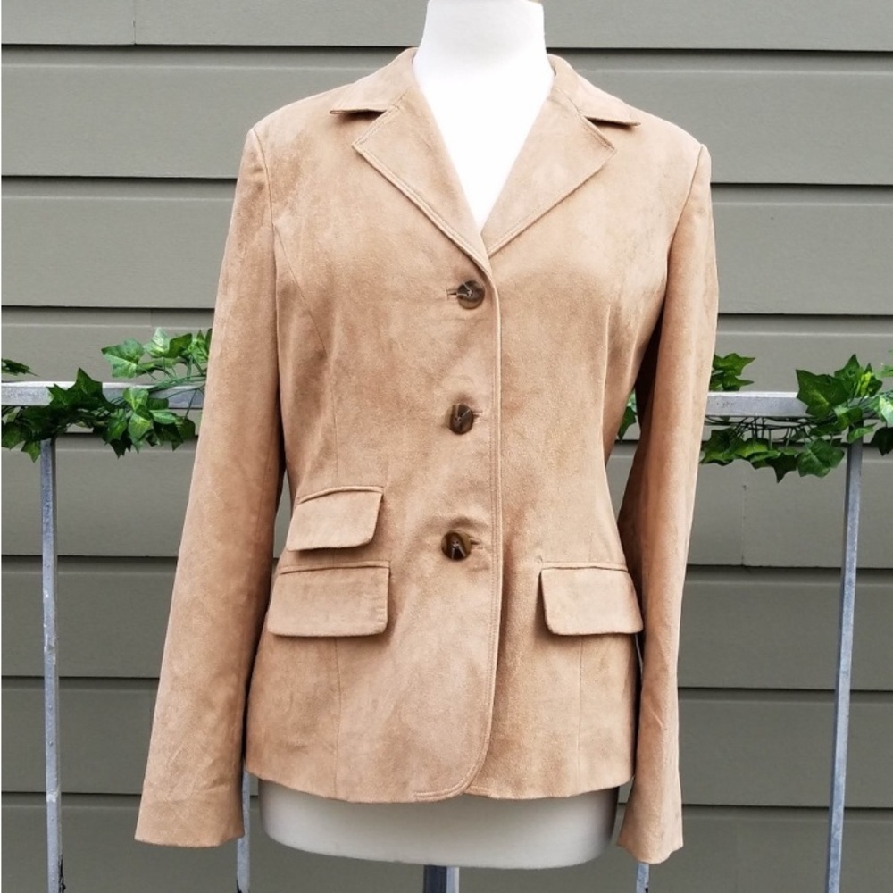Faux suede camel color crop blazer in excellent condition. Beautiful lining.